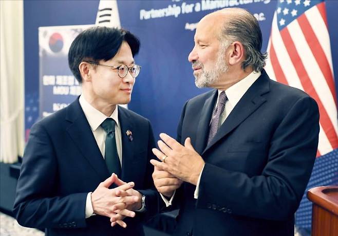 김정관 산업통상부 장관(왼쪽)이 지난 8월 하워드 러트닉 미국 상무장관과 워싱턴DC에서 열린 한·미 제조업 르네상스 파트너십 행사에서 대화하고 있다.  /뉴스1