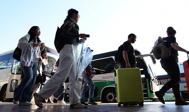 추석연휴 엿새째인 8일 오후 서울 서초구 강남고속버스터미널에서 귀경객들이 버스에서 내려 이동하고 있다. / 사진=뉴스1