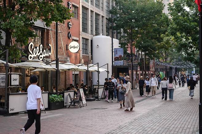 중국 국경절 연휴 첫날인 1일 랴오닝성 선양의 문화산업 중심지인 홍미문화창조산업센터를 방문객들이 둘러보고 있다. 신화연합뉴스