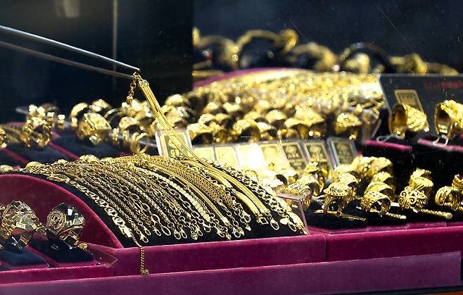 9일 서울 시내 한 금은방에 목걸이, 반지 같은 금 제품이 진열돼 있다. 국제 금값이 연일 최고치를 경신하며 온스(8.3돈)당 4000달러대에 안착했다. 은값도 온스당 50달러선에 육박하며 14년 만에 사상 최고치를 경신했다. 연합뉴스