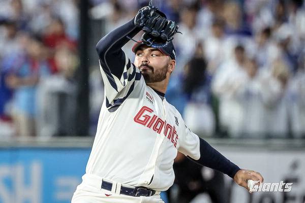 추석 연휴 알렉 감보아가 롯데와 이별을 암시하는 듯한 SNS 게시물을 올려 팬과 구단 모두 놀랐다. 사진은 감보아의 투구 모습.  롯데 자이언츠 제공