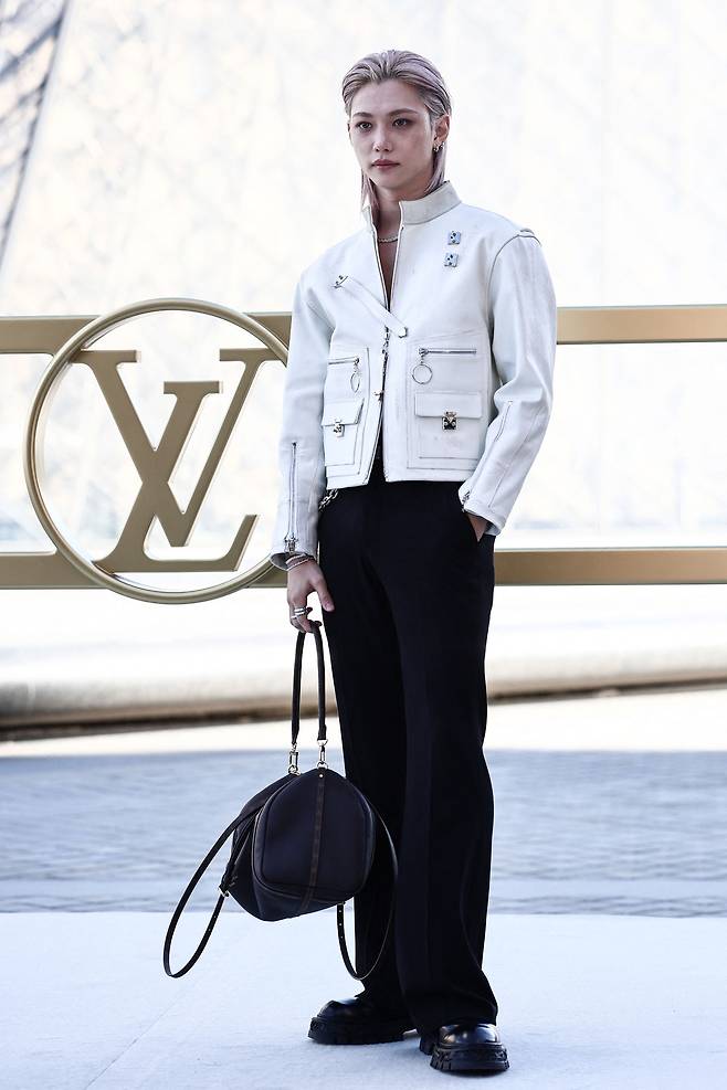 Stray Kids' Felix poses during a photocall ahead of the presentation of creations by  Louis Vuitton for the Women Ready-to-wear spring-summer 2026 collection as part of the Paris Fashion Week, in Paris on Sept. 30.  (AFP-Yonhap)