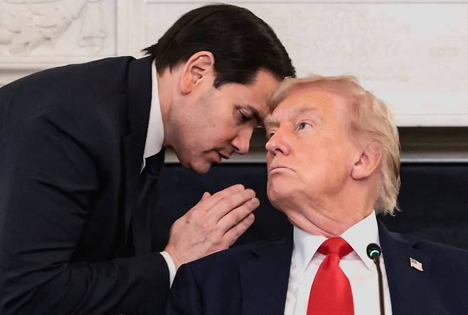 도널드 트럼프 미국 대통령이 8일(현지시간) 백악관에서 열린 회의 도중 마코 루비오 국무장관으로부터 귓속말을 듣고 있다. 연합뉴스