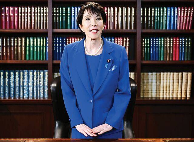 지난 4일 일본 집권 자민당 총재 선거에서 당선된 뒤 도쿄 당사 총재 집무실에서 포즈를 취한 다카이치 사나에 총재. AP연합뉴스