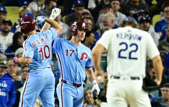 8회 커쇼로부터 홈런을 치고 기뻐하는 필라델피아 리얼무토(10번). 사진[UPI=연합뉴스]
