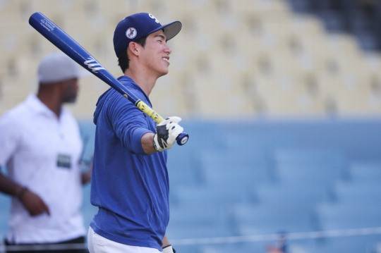 3차전을 앞두고 몸을 푸는 김혜성. 사진[연합뉴스]