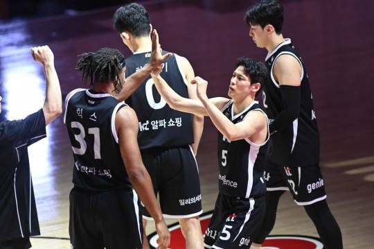 하이파이브하는 김선형과 아이재아 힉스. 사진[연합뉴스]