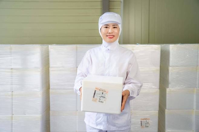 김진경 모산에프에스 대표가 갓 담근 김치 상품을 들고 있는 모습. 쿠팡