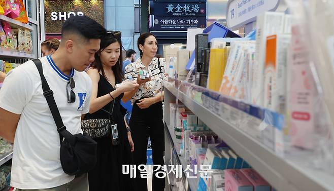 명동 약국 화장품 외국인 관광객에게 인기. 2025.10.8 [이승환기자]