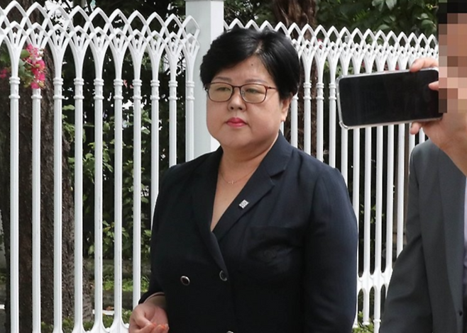 이태원 참사 유가족을 비하하는 글을 올린 혐의(모욕)로 기소된 김미나 창원시의원이 지난 2023년 8월 경남 창원시 마산합포구 창원지법 마산지원에서 열린 공판을 마치고 걸어가고 있다. [사진 출처 = 연합뉴스]
