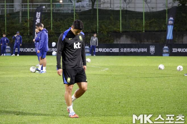 7일 훈련 중 오른쪽 종아리에 통증을 느껴 일찌감치 훈련을 마쳤던 황희찬. 사진=이근승 기자.