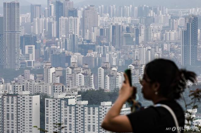 [서울=뉴시스] 정병혁 기자 = 2일 서울 중구 남산에서 서울시내 아파트가 보이고 있다.   서울 집값이 1주 전보다 0.27% 오르며 4주 연속 상승폭을 키웠다. 서울 아파트 매매가격(0.19%→0.27%)은 9·7 공급대책 발표 이후 4주 연속 상승폭이 커지며 전국의 집값 상승을 이끌었다. 9월1일 0.08%→9월8일 0.09%→9월15일 0.12%→9월22일 0.19%→9월29일 0.27%로 상승속도가 점차 빨라지는 추세다. 2025.10.02 jhope@newsis.com /사진=정병혁