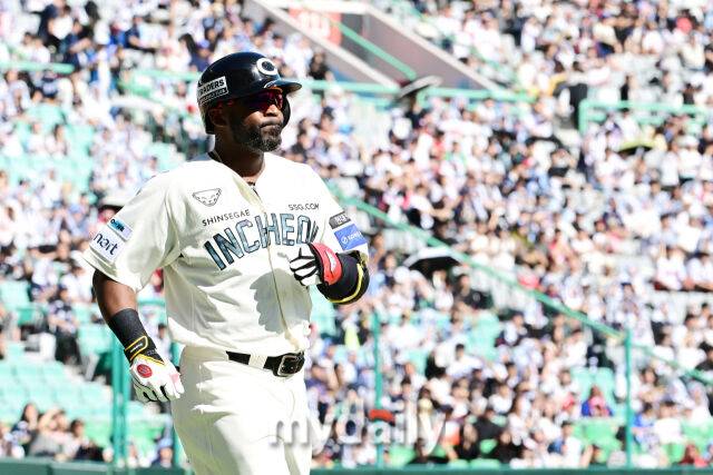 21일 오후 인천SSG랜더스필드에서 진행된 '2025 신한 SOL뱅크 KBO 리그' 두산-SSG의 경기. SSG 에레디아가 3회말 1사 1,3루에서 희생플라이를 때린 뒤 아쉬워 하고 있다./마이데일리