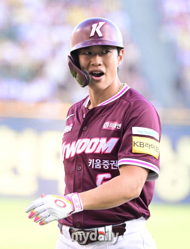 2025년 8월 30일 오후 서울 잠실구장에서 열린 '2025 신한 SOL뱅크 KBO 리그' 키움 히어로즈와 LG 트윈스의 경기. 키움 송성문이 1회초 1사 후 중견수 플라이를 친 뒤 아쉬워하고 있다.마이데일리