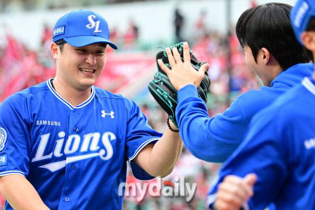 2025년 10월 9일 인천 SSG랜더스필드에서 '2025 신한 SOL뱅크 KBO리그 준플레이오프' 1차전 삼성-SSG의 경기. 삼성 선발 최원태가 6이닝 무실점으로 호투한 뒤 활짝 웃고 있다./인천 = 곽경훈 기자