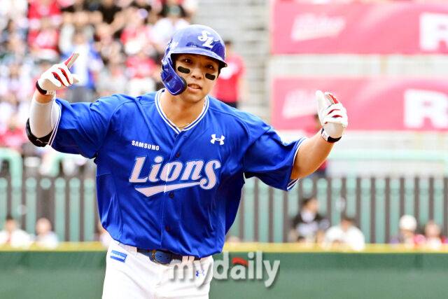 2025년 10월 9일 인천 SSG랜더스필드에서 진행된 '2025 신한 SOL뱅크 KBO리그 준플레이오프' 1차전 삼성-SSG의 경기. 삼성 김영웅이 3회초 무사 1루에서 SSG 화이트를 상대로 투런 홈런을 때린 뒤 기뻐하고 있다./인천 = 곽경훈 기자