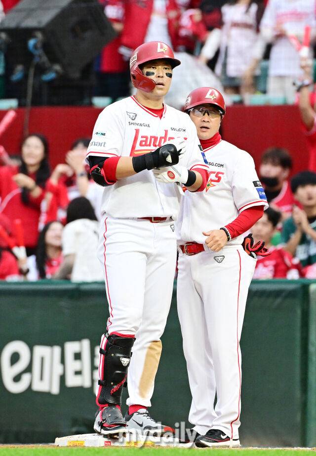 2025년 10월 9일 인천 SSG랜더스필드에서 '2025 신한 SOL뱅크 KBO리그 준플레이오프' 1차전 삼성-SSG의 경기. SSG 한유섬이 8회말 2사 1루에서 안타를 때린 뒤 기뻐하고 있다./인천 = 곽경훈 기자