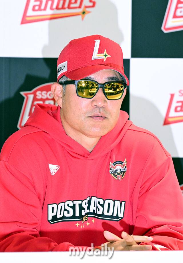 2025년 10월 9일 인천 SSG랜더스필드에서 '2025 신한 SOL뱅크 KBO리그 준플레이오프' 1차전 삼성-SSG의 경기.경기 전 SSG 이숭용 감독이 인터뷰를 하고 있다./인천=곽경훈 기자