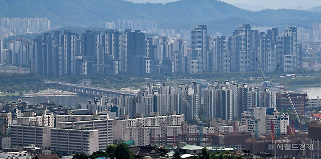 서울 남산에서 바라본 용산 및 강남 일대 아파트의 모습. 임세준 기자