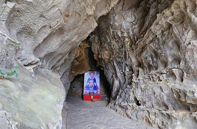계림 어느마을 산 높은 곳에 있는 치우천황 참배 동굴