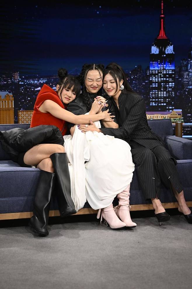 [서울=뉴시스] 레이 아미, 오드리 누나, 이재. (사진 = '지미 팰런 쇼' 캡처) 2025.10.06. photo@newsis.com *재판매 및 DB 금지