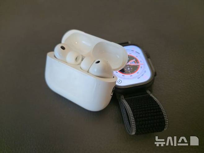 [서울=뉴시스]에어팟 프로3와 애플워치 울트라3. (사진=윤현성 기자)