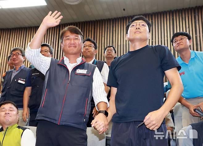 [서울=뉴시스] 김금보 기자 = 양경수 전국민주노동조합총연맹 위원장과 유최안 거제통영고성 조선하청지회 조합원(전 대우조선해양 하청 용접공)이 지난 8월 24일 오전 서울 여의도 국회에서 열린 제428회 국회(임시회) 제2차 본회의에서 노동조합 및 노동관계조정법 일부개정법률안(대안)이 더불어민주당 주도로 통과되자 기뻐하고 있다. 2025.08.24. kgb@newsis.com