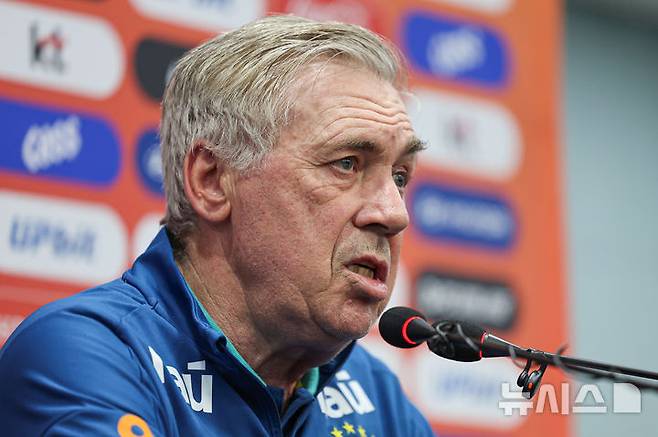 [서울=뉴시스] 권창회 기자 = 한국과 친선경기를 앞둔 안첼로티 브라질 축구국가대표팀 감독이 9일 오후 서울 마포구 상암월드컵경기장에서 열린 공식 기자회견에서 취재진 질문에 답하고 있다. 2025.10.09. kch0523@newsis.com