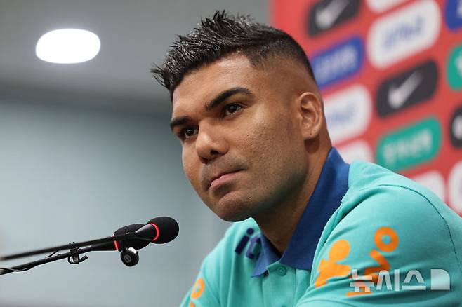 [서울=뉴시스] 권창회 기자 = 한국과 친선경기를 앞둔 카세미루 브라질 축구 국가대표팀 주장이 9일 오후 서울 마포구 상암월드컵경기장에서 열린 공식 기자회견에서 취재진 질문에 귀기울이고 있다. 2025.10.09. kch0523@newsis.com