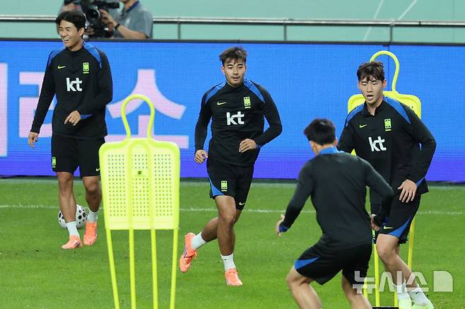 [서울=뉴시스] 권창회 기자 = 브라질과 친선평가전을 앞둔 대한민국 축구 국가대표팀 선수들이 9일 오후 서울 마포구 상암월드컵경기장에서 훈련을 하고 있다. 2025.10.09. kch0523@newsis.com