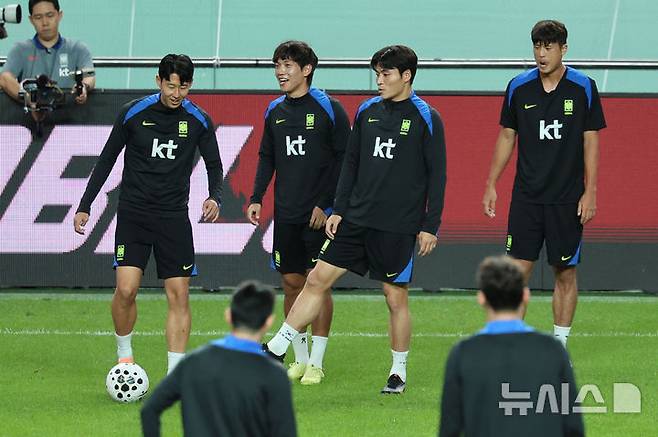 [서울=뉴시스] 권창회 기자 = 브라질과 친선평가전을 앞둔 대한민국 축구 국가대표팀 선수들이 9일 오후 서울 마포구 상암월드컵경기장에서 훈련을 하고 있다. 2025.10.09. kch0523@newsis.com