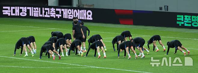 [서울=뉴시스] 권창회 기자 = 브라질과 친선평가전을 앞둔 대한민국 축구 국가대표팀 선수들이 9일 오후 서울 마포구 상암월드컵경기장에서 훈련을 하고 있다. 2025.10.09. kch0523@newsis.com