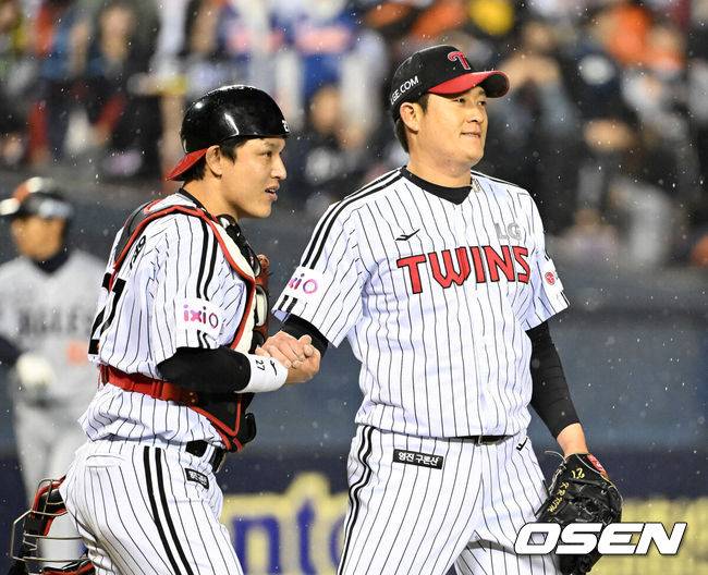 [OSEN=잠실, 이대선 기자] 프로야구&nbsp;LG 트윈스가 개막 5연승을 질주했다. 한화 이글스는 개막전 승리 후 4연패에 빠졌다.&nbsp;LG는&nbsp;27일 서울 잠실구장에서 열린 2025 KBO리그 한화와 경기에서 2-1로 승리했다. 0-0으로 팽팽한 8회 2사 만루에서 김현수가 결승 2타점 적시타를 터뜨렸다.&nbsp;경기 종료 후 LG 박동원과 김강률이 승리의 기쁨을 나누고 있다. 2025.03.27 /sunday@osen.co.kr