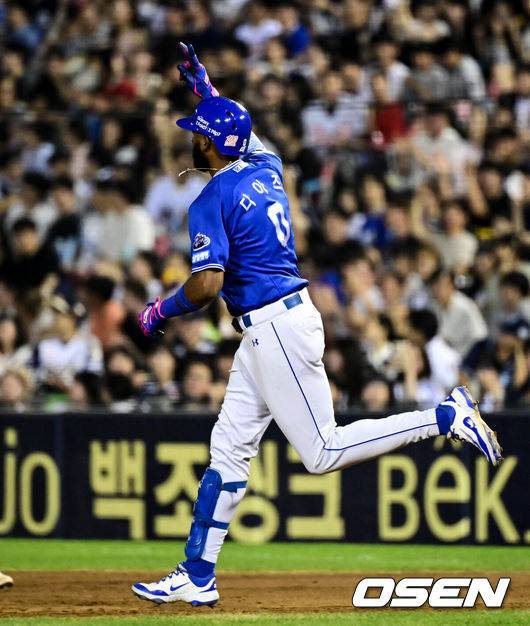 [OSEN=잠실, 조은정 기자]27일 오후 서울 잠실구장에서 ‘2025 신한 SOL Bank KBO리그’ 두산 베어스와 삼성 라이온즈의 경기가 열렸다.두산은 윤태호, 삼성은 가라비토를 선발로 내세웠다.4회초 2사 삼성 디아즈가 솔로 홈런을 날린 뒤 베이스를 돌고 있다. 구자욱 만루 홈런에 이은 백투백 홈런. 2025.08.27 /cej@osen.co.kr