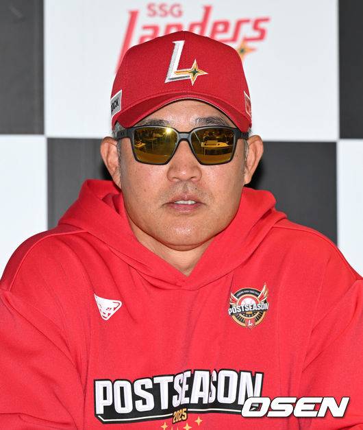 [OSEN=인천, 이대선 기자] 9일 인천 SSG랜더스필드에서 2025 신한 SOL뱅크 KBO리그 준플레이오프(5전 3선승제) 1차전 SSG 랜더스와 삼성 라이온즈의 경기가 열렸다.SSG은 화이트, 삼성은 최원태를 선발 투수로 내세웠다.경기에 앞서 SSG 이숭용 감독이 인터뷰를 하고 있다. 2025.10.09 /sunday@osen.co.kr