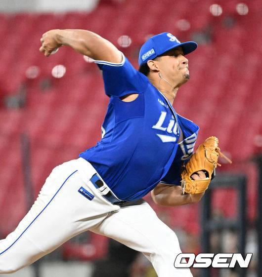 [OSEN=광주, 이대선 기자] 10일 오후 광주-기아 챔피언스필드에서 2025 신한 SOL Bank KBO리그 KIA 타이거즈와 삼성 라이온즈의 경기가 열렸다.KIA는 네일, 삼성은 가라비토를 선발 투수로 내세웠다.6회말 무사에서 삼성 가라비토가 역투하고 있다. 2025.09.10 /sunday@osen.co.kr