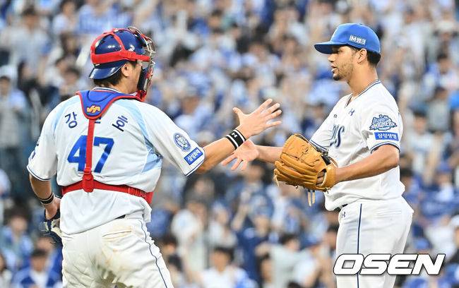 [OSEN=대구, 이석우 기자] 7일 대구 삼성라이온즈파크에서 열린 2025 신한 SOL뱅크 KBO 와일드카드 결정전에서 삼성 라이온즈가 NC 다이노스에 3-0으로 승리, 준플레이오프에 진출했다. 삼성 선발 원태인은 6이닝 4피안타 2사사구 5탈삼진 무실점 완벽투를 뽐냈다.삼성 라이온즈 가라비토와 강민호가 승리를 결정 짓고 기쁨을 나누고 있다. 2025.10.07 / foto0307@osen.co.kr