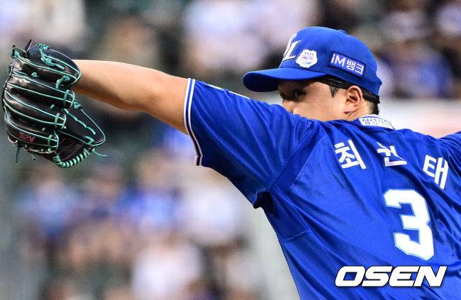 [OSEN=잠실, 조은정 기자]28일 오후 서울 잠실구장에서 ‘2025 신한 SOL Bank KBO리그’ 두산 베어스와 삼성 라이온즈의 경기가 열렸다.두산은 최민석, 삼성은 최원태를 선발로 내세웠다.1회말 삼성 선발 최원태가 역투하고 있다. 2025.08.28 /cej@osen.co.kr