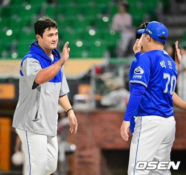 [OSEN=문학,박준형 기자] 삼성 라이온즈가 연패 탈출에 성공했다.삼성은 5일 인천SSG랜더스필드에서 열린 SSG 랜더스와 원정 경기에서 6-2로 이겼다. SSG 선발 문승원을 공략하며 5연패 사슬을 끊었다. 102경기에서 49승 52패 1무가 됐다.경기종료 후 삼성 김영웅이 박진만 감독과 하이파이브를 하고 있다.   2025.08.05 / soul1014@osen.co.kr