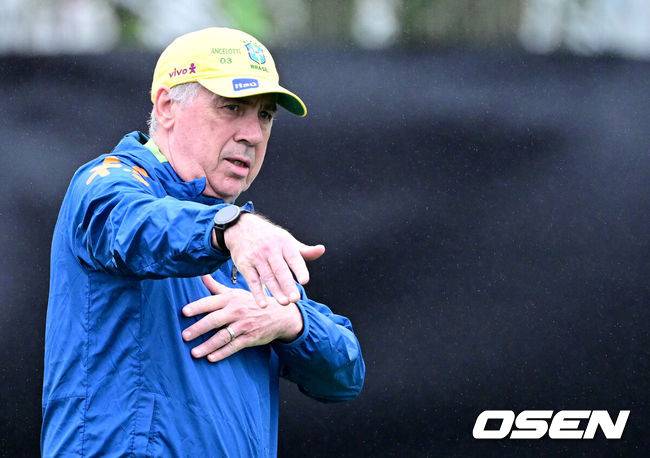 [OSEN=고양, 최규한 기자] 홍명보호와 평가전을 앞둔 브라질 축구 대표팀이 7일 오후 경기도 고양종합운동장 보조경기장에서 공식 훈련을 펼쳤다.한국 축구대표팀과 브라질은 오는 10일 서울월드컵경기장에서 친선경기를 갖는다.브라질 카를로 안젤로티 감독이 선수들의 훈련을 지휘하고 있다. 2025.10.07 / dreamer@osen.co.kr