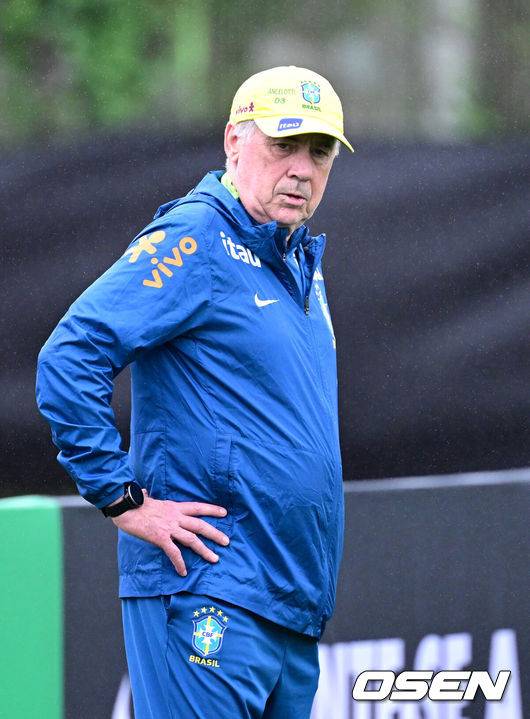[OSEN=고양, 최규한 기자] 홍명보호와 평가전을 앞둔 브라질 축구 대표팀이 7일 오후 경기도 고양종합운동장 보조경기장에서 공식 훈련을 펼쳤다.한국 축구대표팀과 브라질은 오는 10일 서울월드컵경기장에서 친선경기를 갖는다.브라질 카를로 안첼로티 감독이 훈련을 준비하고 있다. 2025.10.07 / dreamer@osen.co.kr