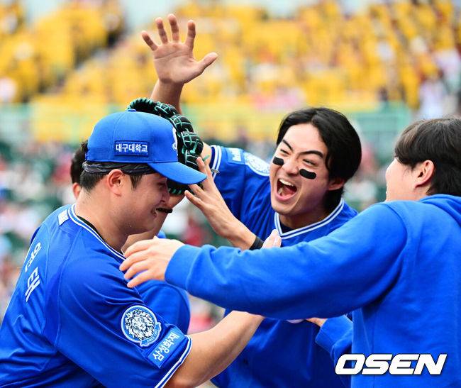 [OSEN=인천, 지형준 기자] 9일 인천 SSG랜더스필드에서 2025 신한 SOL뱅크 KBO리그 준플레이오프(5전 3선승제) 1차전 SSG 랜더스와 삼성 라이온즈의 경기가 열렸다.SSG은 화이트, 삼성은 최원태를 선발 투수로 내세웠다.6회말 수비를 마친 삼성 최원태가 구자욱과 기뻐하고 있다. 2025.10.09 /jpnews@osen.co.kr