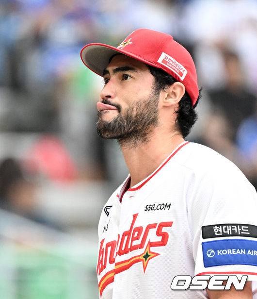 [OSEN=인천, 이대선 기자] 9일 인천 SSG랜더스필드에서 2025 신한 SOL뱅크 KBO리그 준플레이오프(5전 3선승제) 1차전 SSG 랜더스와 삼성 라이온즈의 경기가 열렸다.SSG은 화이트, 삼성은 최원태를 선발 투수로 내세웠다.1회초 수비를 마친 SSG 화이트가 아쉬워하며 더그아웃으로 가고 있다. 2025.10.09 /sunday@osen.co.kr