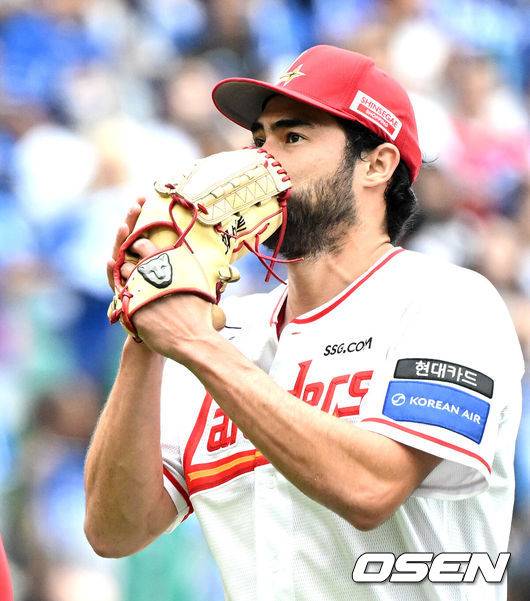 [OSEN=인천, 이대선 기자] 9일 인천 SSG랜더스필드에서 2025 신한 SOL뱅크 KBO리그 준플레이오프(5전 3선승제) 1차전 SSG 랜더스와 삼성 라이온즈의 경기가 열렸다.SSG은 화이트, 삼성은 최원태를 선발 투수로 내세웠다.3회초 무사 1루에서 SSG 화이트가 마운드를 내려가고 있다. 2025.10.09 /sunday@osen.co.kr