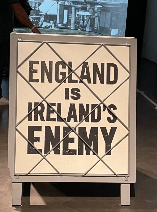 ▲ '영국은 아일랜드의 적'이라는 충격적 팻말이 벨파스트 타이타닉 박물관 앞에 놓여 있다. ⓒ손호철