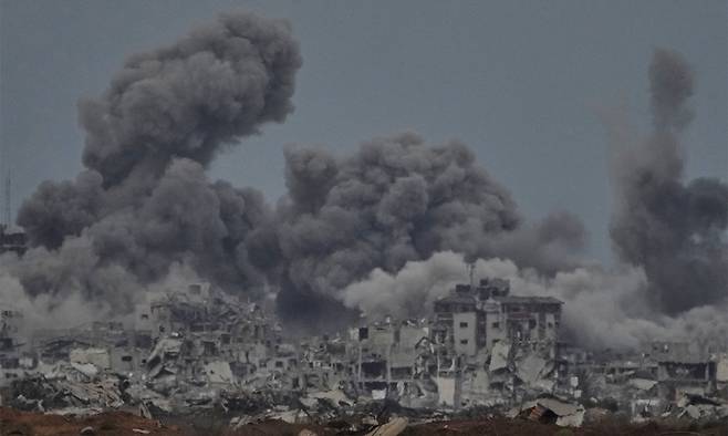 9일(현지시간) 가자지구에서 연기가 하늘로 치솟고 있다. AP연합뉴스