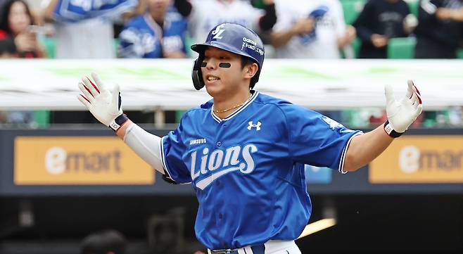 9일 인천 SSG랜더스필드에서 열린 2025 프로야구 KBO리그 포스트시즌 준플레이오프 1차전 삼성 라이온즈와 SSG 랜더스의 경기. 3회초 무사 1루 삼성 김영웅이 우월 투런 홈런을 치고 그라운드를 돌고 있다. 연합뉴스