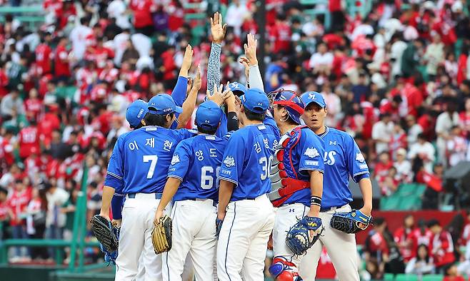 ‘연승가자’ 9일 인천 SSG랜더스필드에서 열린 2025 프로야구 KBO리그 포스트시즌 준플레이오프 1차전 삼성 라이온즈와 SSG 랜더스의 경기. 5-2로 승리한 삼성 선수들이 기뻐하고 있다. 인천=연합뉴스