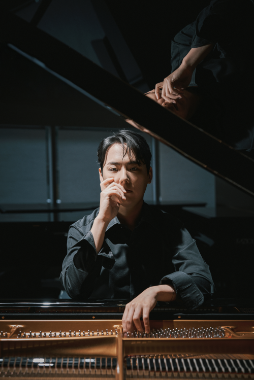 오는 23일 서울 예술의전당 콘서트홀에서 열리는 ‘가을밤콘서트’ 무대에 오르는 피아니스트 신창용은 라흐마니노프 피아노 협주곡 2번에 대해 “굉장히 대중적인 곡이기도 하고 개인적으로는 무척 고마운 곡”이라며 “틀리지 않고 잘 쳐야 한다는 압박에서 벗어나 더욱 성숙해진 감성으로 곡의 의미를 표현하겠다”고 말했다. 마스트미디어 제공