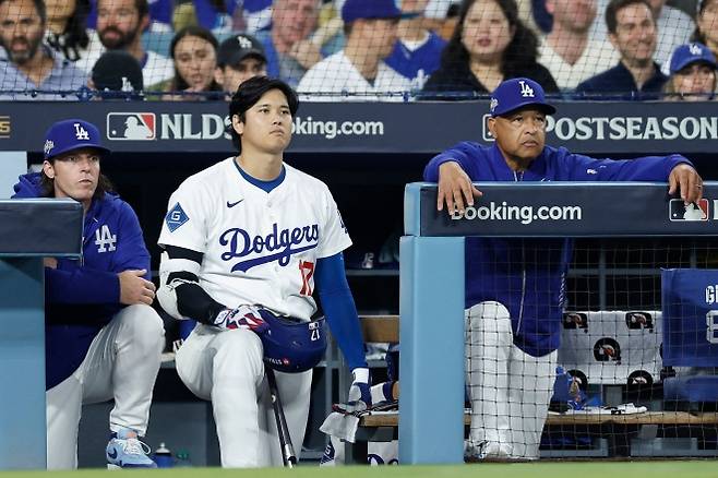 로스앤젤레스 다저스 오타니 쇼헤이가 9일(한국시간) 미국 캘리포니아주 LA 다저스타디움에서 열린 2025 미국 메이저리그(MLB) 내셔널리그 디비전시리즈 3차전 필라델피아 필리스와의 홈 경기에서 데이브 로버츠 감독과 동료들을 바라보고 있다. AFP 연합뉴스